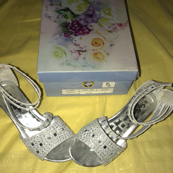 Selina Girls Silver heeled sandal size 4M - Picture 1 of 4